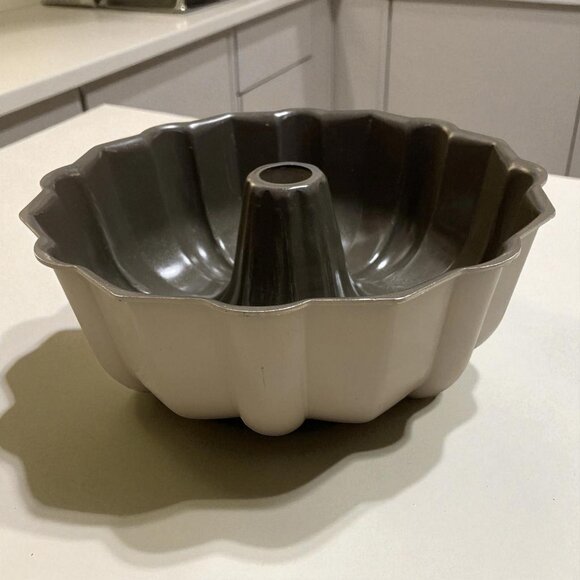 Vintage Fluted Bundt 12 cup / 3-Liter Cake Pan - Picture 3 of 5